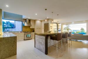 Кухня або міні-кухня у Sunset Cliffs Modern Luxury Estate w Ocean Views, Oversized Spa, AC, Yard!