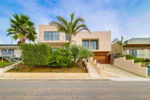 una casa con palme di fronte di Sunset Cliffs Modern Luxury Estate w Ocean Views, Oversized Spa, AC, Yard! a San Diego