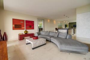 un soggiorno con divano grigio e tavolo di Sunset Cliffs Modern Luxury Estate w Ocean Views, Oversized Spa, AC, Yard! a San Diego