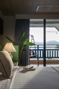 um quarto com uma cama e vista para uma varanda em Kantary Bay Hotel Phuket em Praia de Panwa