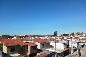 um grande grupo de casas com telhados vermelhos em Bonito Departamento Confortable em Tijuana