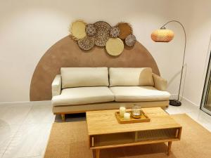 uma sala de estar com um sofá e uma mesa em Lila Suites Quill Residences Klcc em Kuala Lumpur
