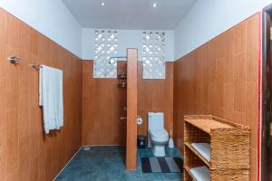un bagno con wc e finestra di Diani Beach-Villa Kirsch a Galu Altre 14 foto
