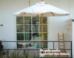 Μπαλκόνι ή βεράντα στο มีใจ พูลวิว เกาะล้าน MeeJai Pool View Kohlarn