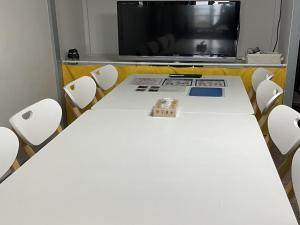 uma sala de conferências com uma mesa branca e cadeiras em Otaru - House - Vacation STAY 15278 em Otaru