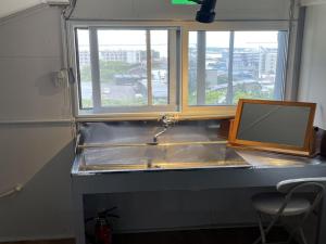 um lavatório de cozinha com uma janela e um espelho em Otaru - House - Vacation STAY 15278 em Otaru