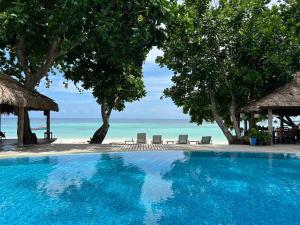 basen z widokiem na plażę w obiekcie Dong Talay Lipe Beach Resort w mieście Ko Lipe