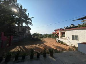 un patio con una casa y muchas plantas en Ocean View Goan Beach House, en Calangute