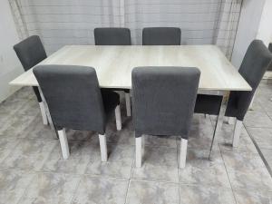 una mesa de madera con 4 sillas alrededor en departamento en barrio Roca en 