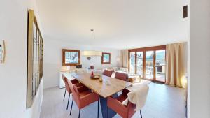 comedor con mesa de madera y sillas en Family holiday home Tgiampi Sot Lantsch Lenzerheide, en Lenz