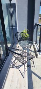 una silla de metal sentada en un porche junto a una mesa en Monoambiente premium Paso en Mar del Plata