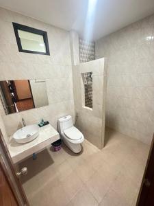 高蘭的住宿－Lanta Living bungalow，一间带卫生间和水槽的浴室