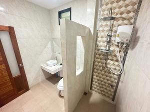 a bathroom with a shower and a toilet at Lanta Living bungalow in Ko Lanta