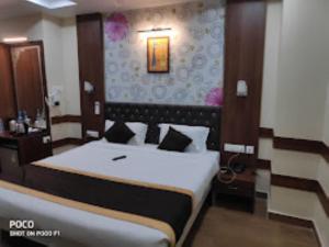 a bedroom with a large bed in a room at Hotel Raj Inn Bhubaneswar in Bhubaneshwar