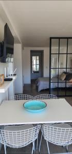 una habitación con mesa y sillas y un dormitorio en Monoambiente premium Paso en Mar del Plata