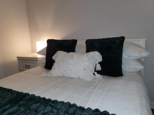 uma almofada branca sentada em cima de uma cama em Spacious Rooms - Suitable for Contractors Relocators Business Travellers Long Stay Discounts em Parkside