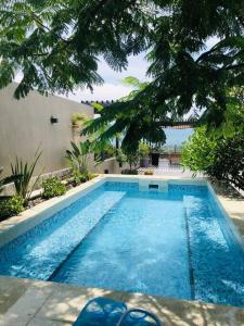 ein Schwimmbad in einem Hof neben einem Haus in der Unterkunft Casa de campo con vista al atardecer y alberca in Estancia los López