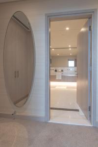 een badkamer met een spiegel en een kleedkamer bij Luxury Living & Panoramic Views -St Regis Suite 1 by Exclusive Holiday Homes in Dubai