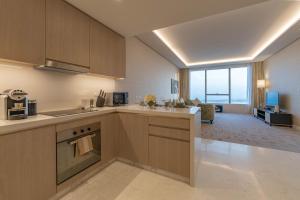 Kuchyň nebo kuchyňský kout v ubytování Luxury Living & Panoramic Views -St Regis Suite 1 by Exclusive Holiday Homes