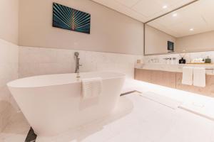 Koupelna v ubytování Luxury Living & Panoramic Views -St Regis Suite 1 by Exclusive Holiday Homes