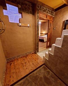 una habitación con escaleras y una habitación con 1 dormitorio en HOSTAL DON FELIX, en San Pedro de Atacama