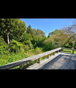 een houten brug over een veld met bomen bij Morere cottage in Morere +1 foto