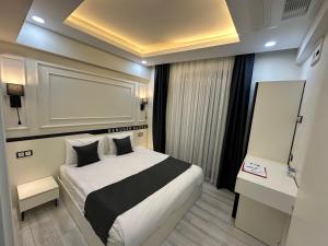 ein Hotelzimmer mit einem Bett und einem Kreidebrett in der Unterkunft Mitra otel in Diyarbakır