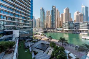 LUX Holiday Home Dubai Marina JBR - Silverene Tower Studios في دبي: اطلالة على نهر في مدينة ذات مباني طويلة
