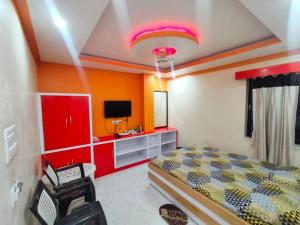 um quarto com uma cama e uma televisão em Hotel Anurag Palace em Agartala