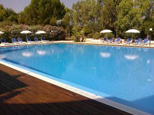 Bazén v ubytování Camping Cala dei Ginepri nebo v jeho okolí