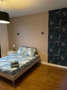 1 dormitorio con 1 cama con edredón azul en Logement T3 avec jolie vue dégagée, en Villeurbanne