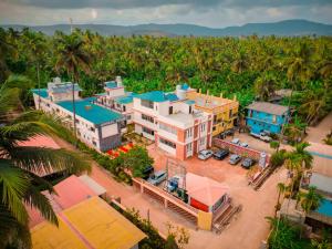 une vue aérienne d'un complexe hôtelier avec des palmiers dans l'établissement Arnnas Resort Diveagar, à Diveagar