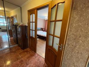 un pasillo con puertas y una habitación con 1 dormitorio en Тимирязева 47А, en Kropyvnytskyi