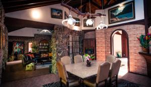 a dining room with a table and chairs at Tokoau Uta in Moorea