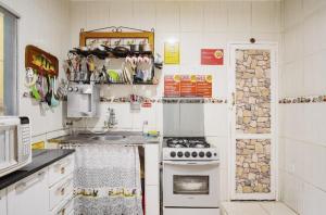 Ubatuba Wild Surf Hostel的厨房或小厨房