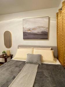 um quarto com uma cama e um quadro na parede em Jay's Condo @ Arrezo em Davao