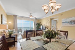 een woonkamer met een tafel en stoelen en een bank bij Beach Front Luxury, Amazing Views,150 - 5 Stars, 19th Floor- Indigo Condo in Pensacola