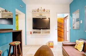Ubatuba Wild Surf Hostel的电视和/或娱乐中心