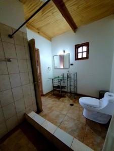y baño con aseo y lavamanos. en HOSTAL DON FELIX, en San Pedro de Atacama