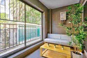 - un salon avec un banc et des fenêtres dans l'établissement Superb 3 Bedroom Apartment Surry Hills, à Sydney
