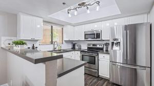 Η κουζίνα ή μικρή κουζίνα στο Beautiful newly remodeled 2-Bdrm Biltmore Condo