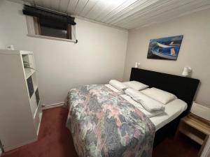 Dormitorio pequeño con cama con almohadas blancas en Norra Brändan, en Sälen