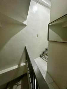 una escalera vacía en un edificio con escalera en FLATFORM RENTALS (PAWN'S ROOM) en Cebú