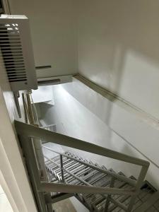 セブシティにあるFLATFORM RENTALS (PAWN'S ROOM)の冷蔵庫の棚がある空の部屋