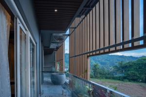 een huis met een balkon met een grote pot erop bij HOTEL BLUE REGENT in Port Blair