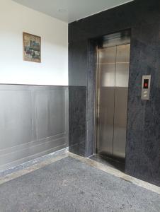 un ascensore in un edificio con un'immagine sul muro di HOTEL BLUE REGENT a Port Blair
