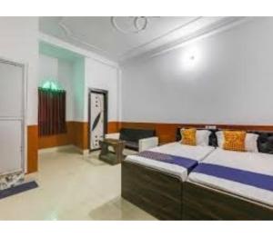 a bedroom with a large bed in a room at Hotel Pratima And Banquet Hall, Muzaffarpur in Muzaffarpur