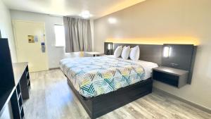 una habitación de hotel con una cama y un baño en Motel 6-Dyersburg, TN, en Dyersburg