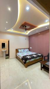 亨比的住宿－Mamatha Guest inn，一间卧室设有一张床和天花板