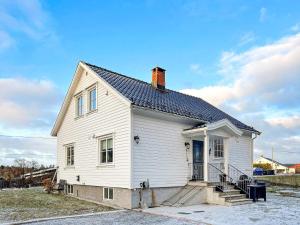 una casa blanca con techo negro en Holiday home helgeroa, en Helgeroen